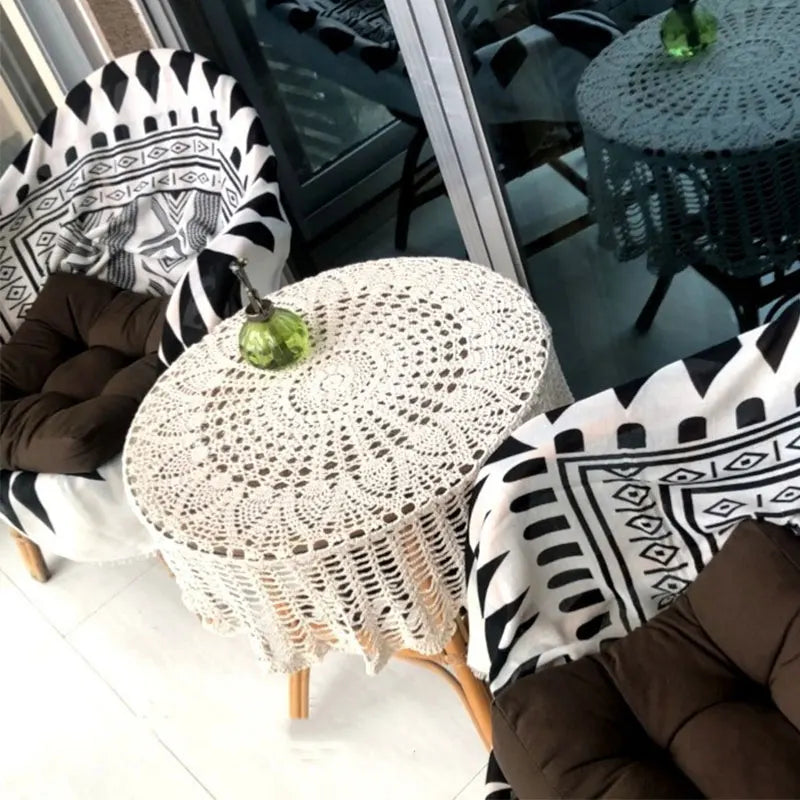 Nappe de table ronde en crochet blanc