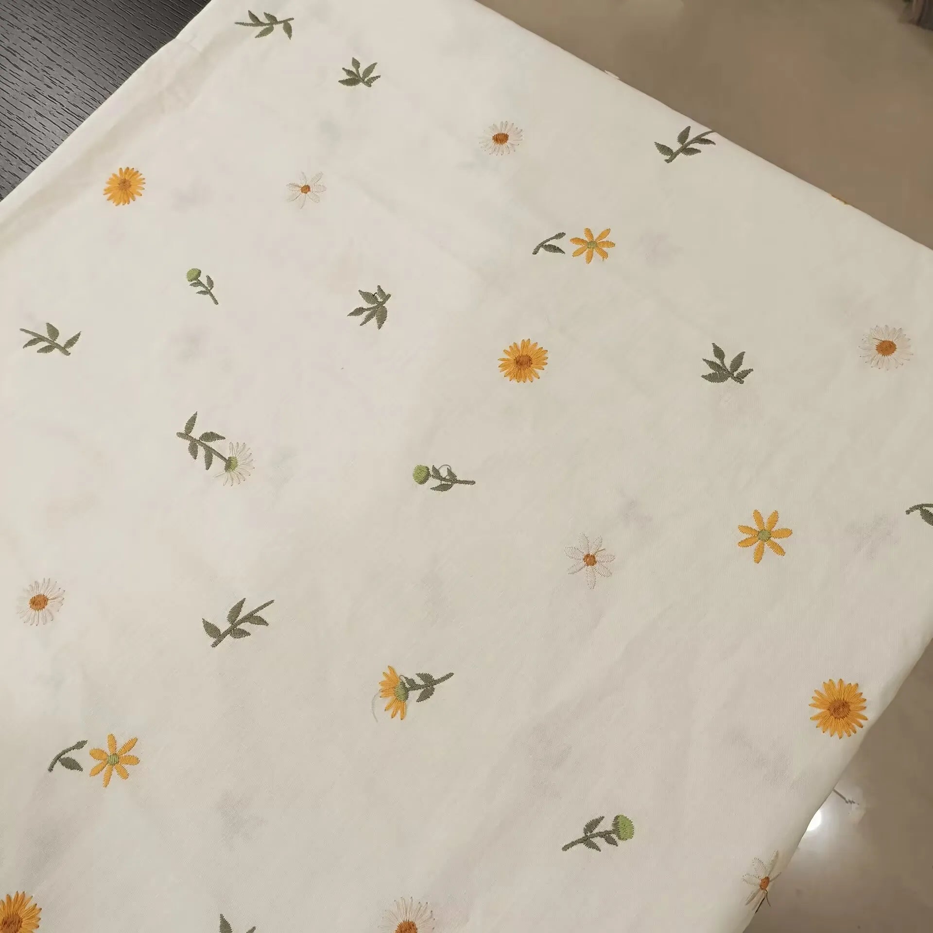 Nappe en coton brodée fleurs