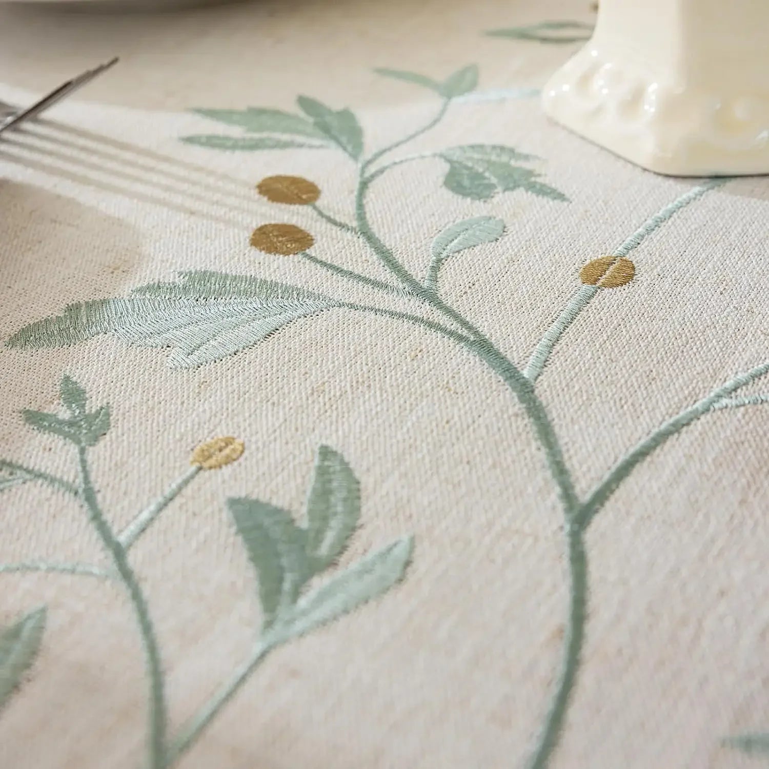 Nappe ronde brodée en coton