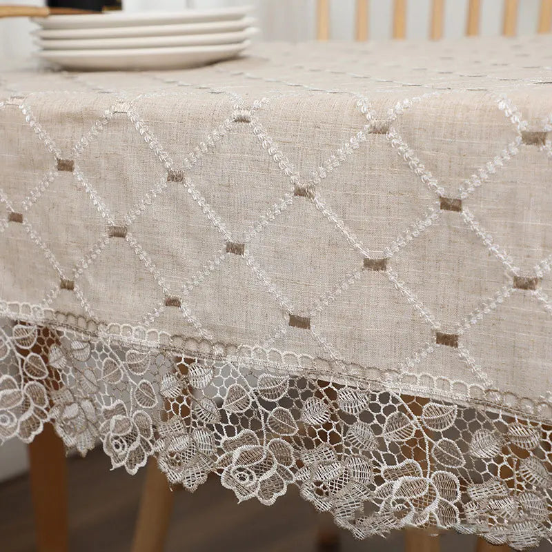 Nappe en coton brodée et dentelle